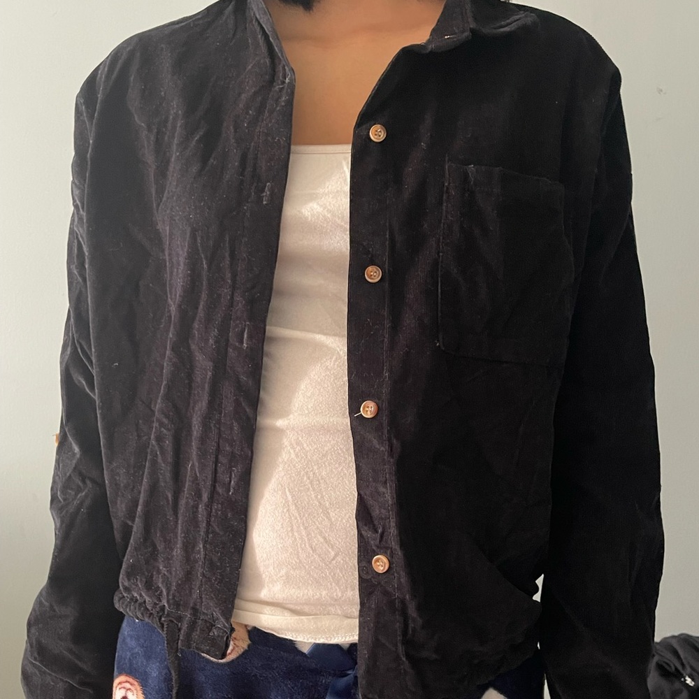 Cute button down shirt w collar